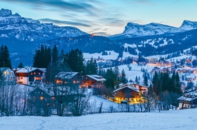 冬季黄昏丘陵村庄风景图片